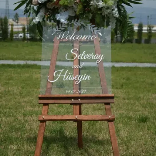 Denizli'de Düğün ve Nişan Organizasyonları Blog Sayfası | Organizasyon20 ile Unutulmaz Anlar Organizasyon Malzemeleri Çiçek Süslemeli Ahşap Karşılama Panosu Üzeri Pileksi Görseli