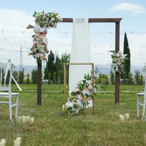 Denizli_Organizasyon_Firması_Kahverengi_Ahşap_Tag_Çiçek_Süslemeli_Tül_Perdeli_Düğün_Nişan_DoğuM_Günü_Özel_Gün_Organizasyon_Malzemeleri_1200x800