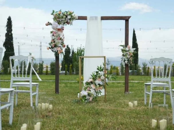 Denizli_Organizasyon_Firması_Kahverengi_Ahşap_Tag_Çiçek_Süslemeli_Tül_Perdeli_Düğün_Nişan_DoğuM_Günü_Özel_Gün_Organizasyon_Malzemeleri_1200x800