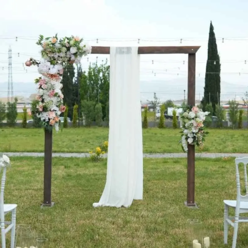 Denizli_Organizasyon_Firması_Kahverengi_Ahşap_Tag_Çiçek_Süslemeli_Tül_Perdeli_Düğün_Nişan_DoğuM_Günü_Özel_Gün_Organizasyon_Malzemeleri_1200x800 Piksel