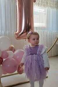 Yuvarlak Metal Tag, Pastel Renk Balonlar Ve Uçan Folyo Balon Defne Lina'Nın 1 Yaş Doğum Günü Organizasyonu